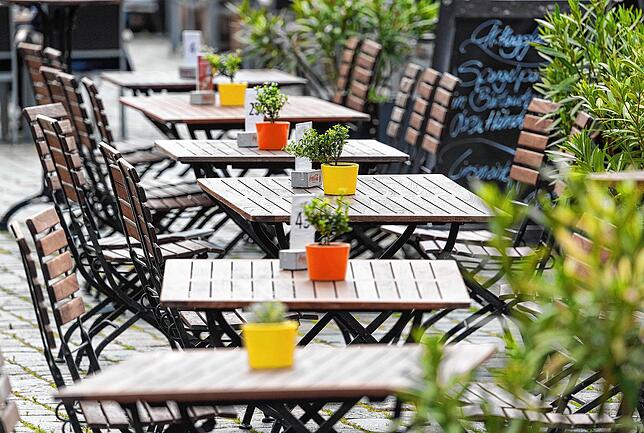Leere Tische stehen vor einem Restaurant. Die Maßnahmen zur Bekämpfung der Corona-Pandemie trafen das Gastgewerbe mit voller Wucht.