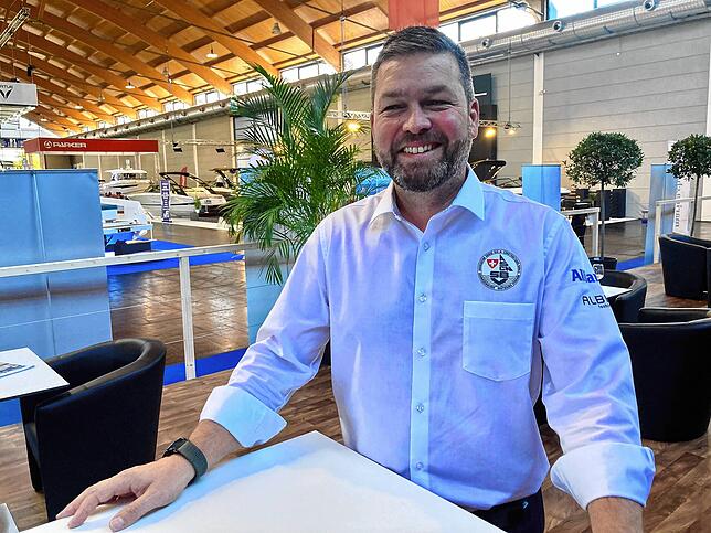 Vinzenz Batt ist Geschäftsführer des Schweizerischen Bootsbauer-Verbandes, hier am Stand der Interboot 2022.