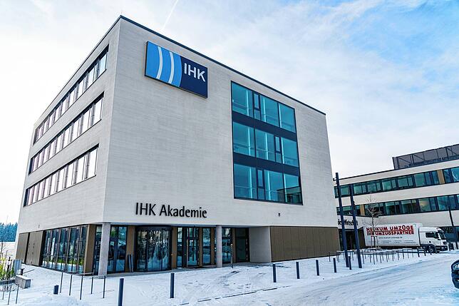 Die IHK Schwarzwald-Baar-Heuberg (im Bild die Neubauten) unterstützt die Unternehmen bei der schnell voranschreitenden Digitalisierung ...
