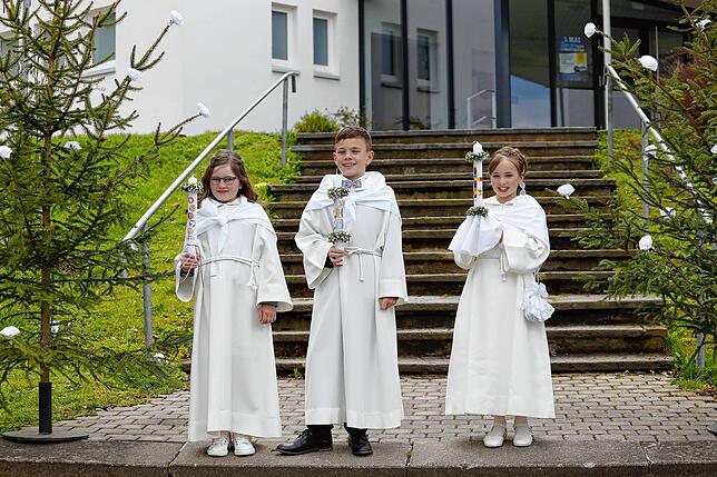 Erstkommunionfeier in Gutmadingen. Weißen Sonntag hatten (von links) Anna Kienzle, Noah Weiler und Louisa Hirschmann.
