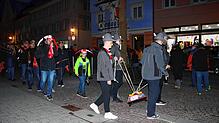 Die Narren drehten beim Fasnetvugrabe am Abend des Aschermittwochs ihre traditionellen Runden um den Narrenbaum, der noch bis zum ...