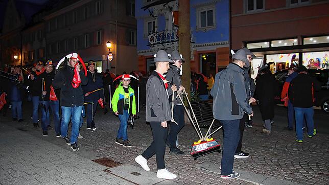 Die Narren drehten beim Fasnetvugrabe am Abend des Aschermittwochs ihre traditionellen Runden um den Narrenbaum, der noch bis zum ...