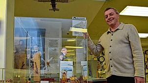 Klaus Kaiser vom Arbeitskreis Phonomuseum neben einer Vitrine mit Mignon-Spielzeug, das die Firma Staiger in den Nachkriegsjahren ...