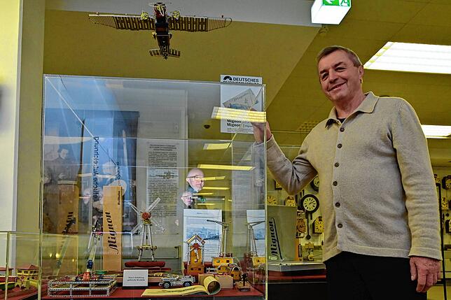 Klaus Kaiser vom Arbeitskreis Phonomuseum neben einer Vitrine mit Mignon-Spielzeug, das die Firma Staiger in den Nachkriegsjahren ...