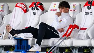 Der Stuttgarter Angelo Stiller musste im Spiel gegen Augsburg verletzt ausgewechselt werden.