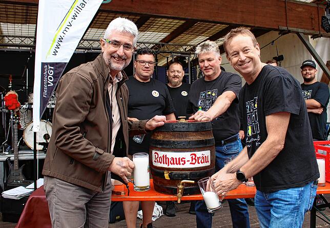 Geglückter Fassanstich durch Präsident Bürgermeister Michael Thater (links), Vorsitzender der Stadtmusik, Harald Vesenmeier (rechts) und ...