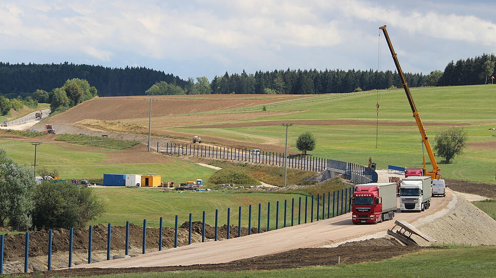 Der neue Abschnitt der B 27 zieht sich bereits neben Behla durch die Landschaft. Mit Blick in Richtung Süden wird aktuell bei den ...