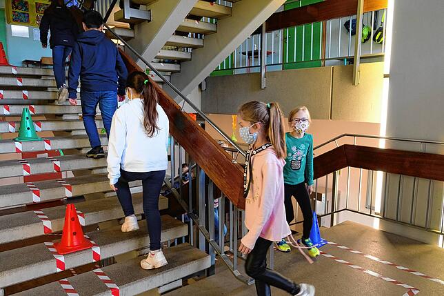 An Einbahnstraßen und Masken im Schulgebäude haben sich die Schüler gewöhnt.