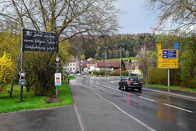 Ein Blick ins Archiv: Dieses Schild links stand lange Zeit an der B34 in Espasingen. Dieses Foto ist von 2018.