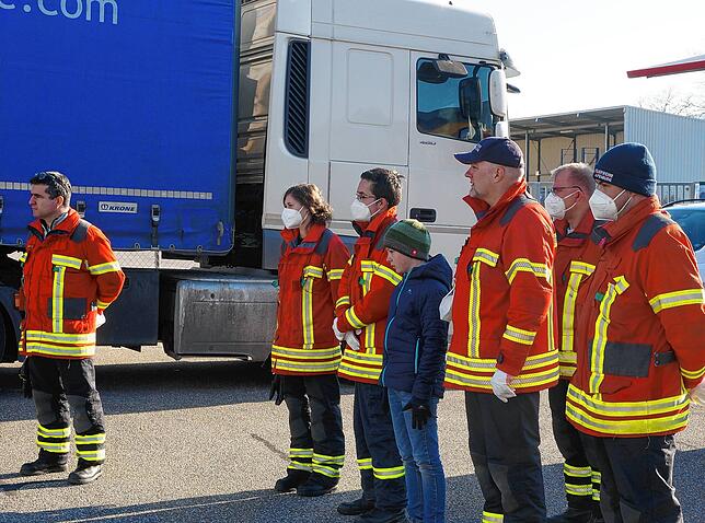 Die Freiwillige Feuerwehr Laufenburg unter der Leitung von Kommandant Julio Munoz-Gerteis unterstützt mit fünf Helfern das Beladen des ...