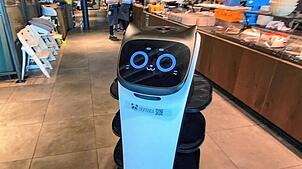 Ist die niedlich: Servierroboter Friedl verstärkt das Team im Schmidt&lsquo;s Markt Restaurant in Bad Säckingen.