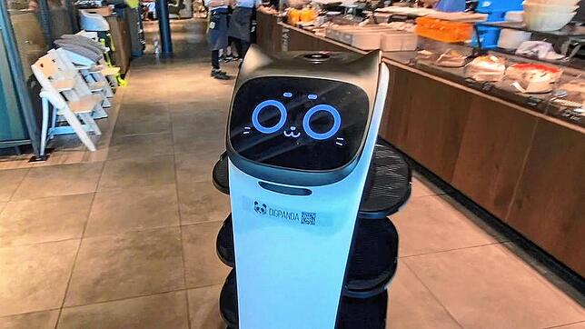 Ist die niedlich: Servierroboter Friedl verstärkt das Team im Schmidt&lsquo;s Markt Restaurant in Bad Säckingen.