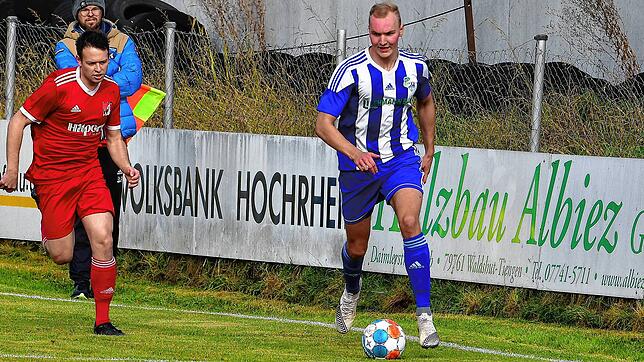 Nicht zu bremsen: Nach zwei Spielen hat Marius Thoma (hier ein Bild aus dem vergangenen Spieljahr, mit Florian Hiss) schon vier Treffer ...