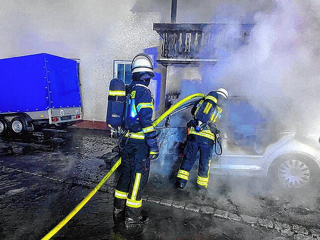 Der Vollbrand in einem Kleinwagen konnte schnell gelöscht werden.