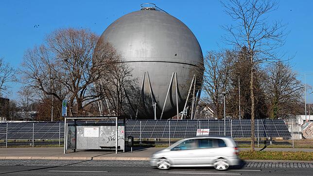 Ein ausgediente Technologie: Gas, hier die Gaskugel auf dem Gelände der Stadtwerke Konstanz, soll als Energieträger verschwinden. ...
