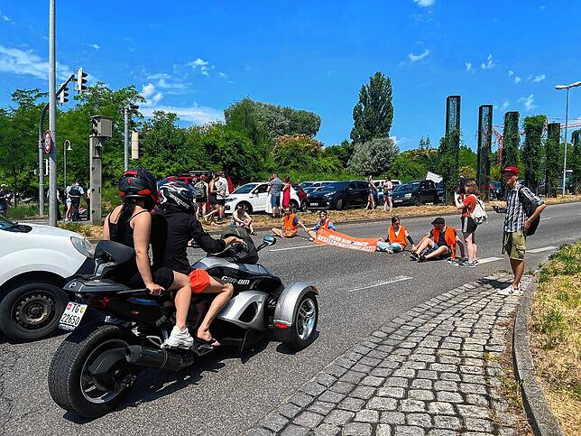 Schnell bildet sich ein Stau vor und auf der Schänzlebrücke.