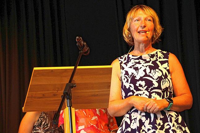 In ihrer Ansprache bei der Entlassfeier geht Schulleiterin Heidi Linster auf das Abimotto „Raus aus dem Walder Westen“ ein.