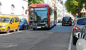 Busse lösen in der Gartenstraße Erschütterungen aus, das beklagen Anwohner. Die Stadt erklärt aber, sie sehe keinen Bedarf zum Handeln.