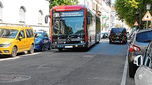 Busse lösen in der Gartenstraße Erschütterungen aus, das beklagen Anwohner. Die Stadt erklärt aber, sie sehe keinen Bedarf zum Handeln.