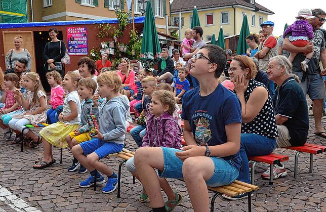 Gefesseltes Publikum bei der Aufführung Achim Sonntags auf der Marktplatz-Bühne im vergangenen Jahr.