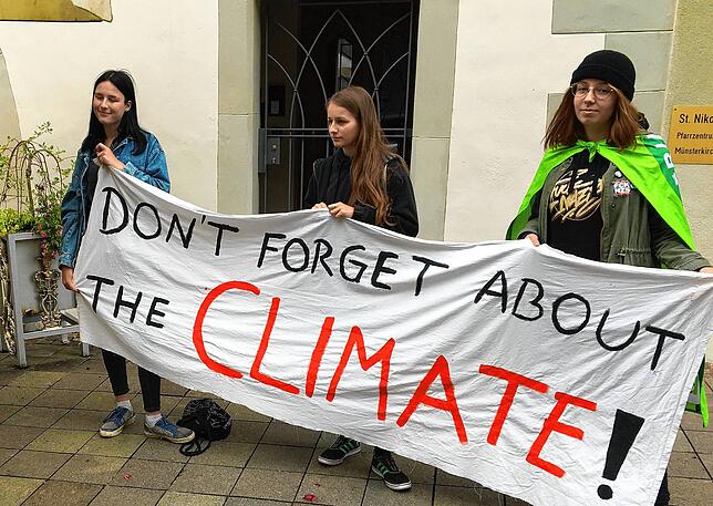 Schülerinnen mit einem früheren Appell zum Klimaschutz vor Beginn einer Sitzung des Gemeinderats am Pfarrsaal.