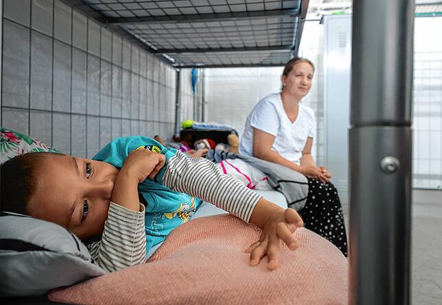 Katja Ogly mit Sohn Avram (5), die aus Odessa an nach Radolfzell kamen, in der Notunterkunft der Mettnauhalle in Radolfzell. Die Frau ...