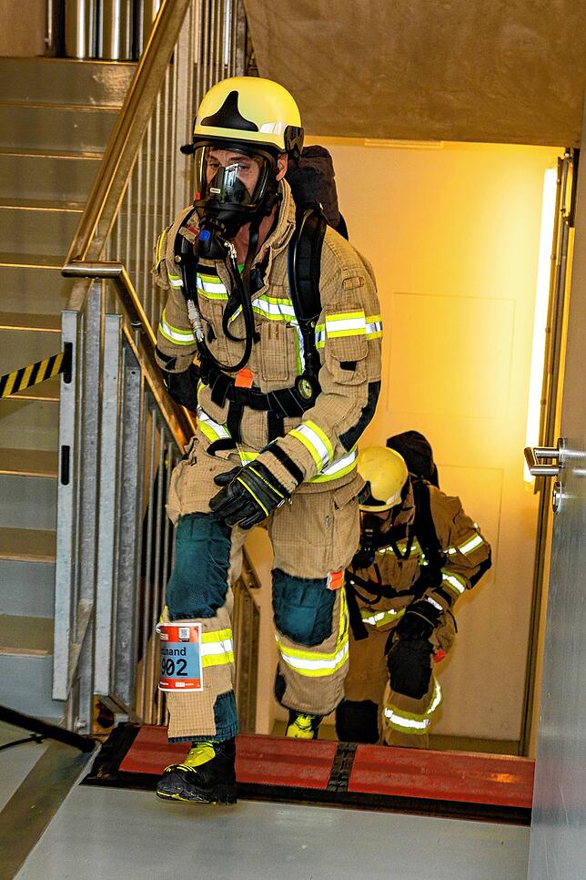 Michael Breier (links) und Michael Büker von der Feuerwehr Böblingen nach 16 Minuten und 14 Sekunden bei der Ankunft auf der ...