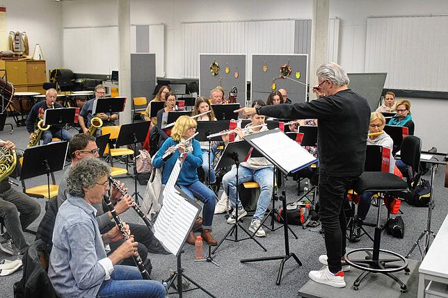 Schon in der Probe ist die Energie des Werks „Stabat Mater“ spürbar – auch wenn die Musiker unter Leitung von Helmut Hubov (rechts) ...