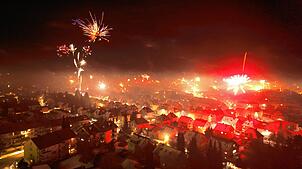 Christian Klemm fotografiert und filmt das Silvesterfeuerwerk in Schwenningen mit seiner Drohne.
