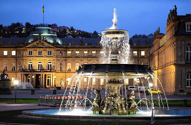 Im frühen Morgenlicht erstrahlen die historischen Brunnen auf dem Schlossplatz vor dem Neuen Schloss in sanften Tönen und verleihen dem ...