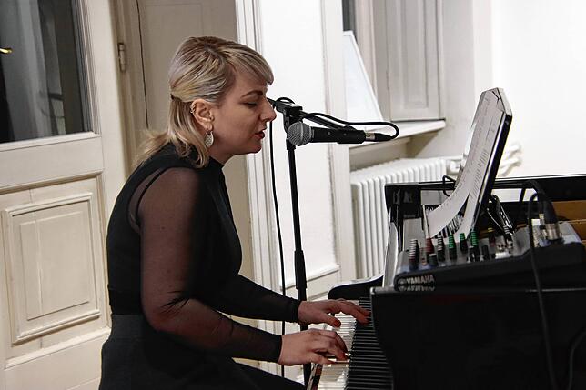 Anna Hainmüller beeindruckt an der Vernissage in der Villa Bosch mit Klavierspiel und Gesang.