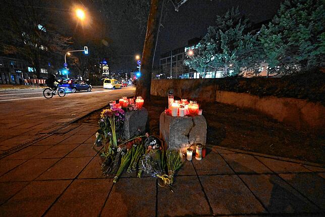 Blumen und Kerzen stehen in der Münchner Innenstadt in der Nähe des Stiglmaierplatzes, wo ein Auto in einen Demonstrationszug gefahren ist.