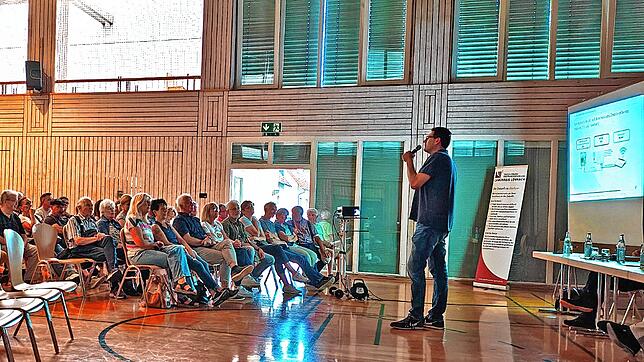 Paul Kempf, Geschäftsführer des Zweckverbandes Breitbandversorgung des Landkreises Lörrach, informiert in der Festhalle Schwörstadt die ...