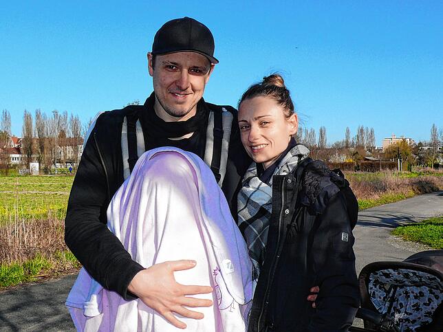 Alex und Sandra Kraft sehen nochmal in ihrem Garten in Kreuzlingen nach dem Rechten, bevor die Grenze dicht ist.