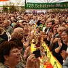 Der Tengener Schätzele-Markt ist auch ein geselliger Treffpunkt, wie dieses Archiv-Bild im Festzelt zeigt.