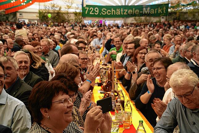 Der Tengener Schätzele-Markt ist auch ein geselliger Treffpunkt, wie dieses Archiv-Bild im Festzelt zeigt.