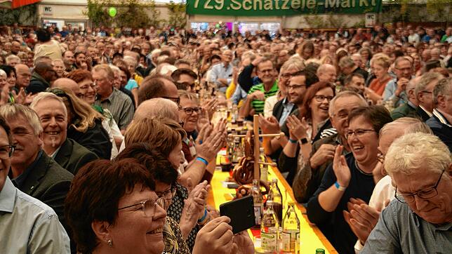 Der Tengener Schätzele-Markt ist auch ein geselliger Treffpunkt, wie dieses Archiv-Bild im Festzelt zeigt.