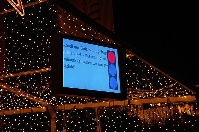 Die Ampel steht auf rot. Am Mittwoch muss das Weihnachtszaubergelände mehrfach gesperrt werden. Trotz Hinweis, dass Onlineticketinhaber ...