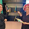 Bibliotheksleiterin Yvonne Radzuweit (links) und Kulturamtsleiterin Kerstin Simon stehen vor dem sogenannten intelligenten ...