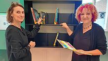 Bibliotheksleiterin Yvonne Radzuweit (links) und Kulturamtsleiterin Kerstin Simon stehen vor dem sogenannten intelligenten ...
