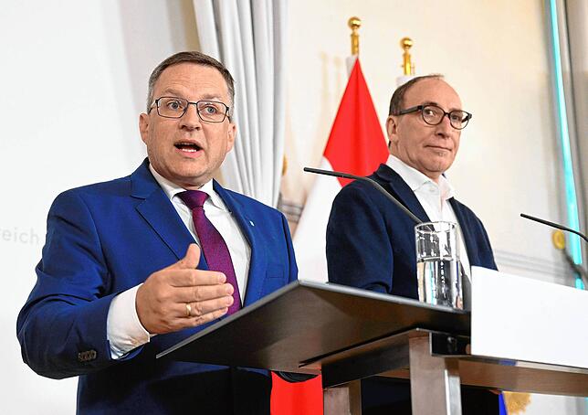 August Wöginger (l), Abgeordneter zum Nationalrat der ÖVP, und Johannes Rauch, Bundesminister für Soziales, Gesundheit, Pflege und ...
