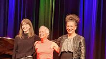 Drei starke Frauen stehen lachend zusammen auf der Gems-Bühne (von links): Natalie Friedrich, Tina Häussermann und Stefanie Kerker. ...