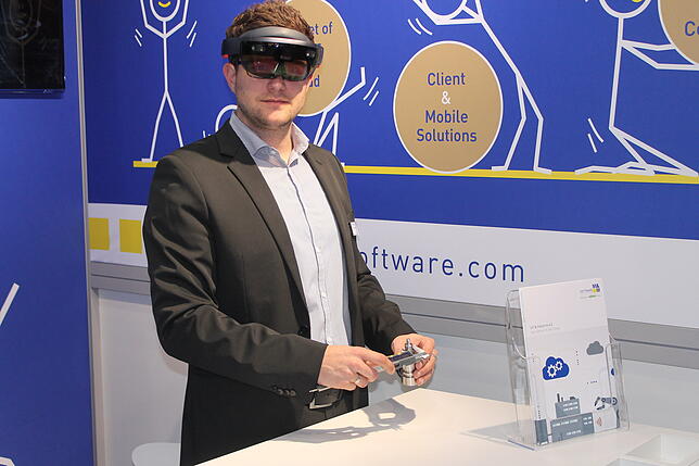 Daniel Marcek, Projektmanager von M&M aus St. Georgen, am Stand des Software-Unternehmens auf der Hannover Messe mit einer VR-Brille.