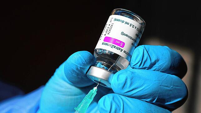 Eine Spritze mit dem Corona-Impfstoff von Astrazeneca wird aufgezogen. In den Kreisimpfzentren sind nun alle Impftermine mit diesem ...