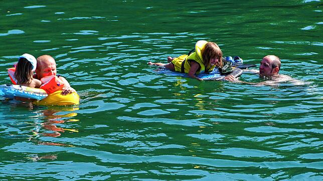 Wachsender Beliebtheit erfreut sich das Schwimmen im Rhein, hier in Hohentengen. Im Sommer bietet es eine willkommene Erfrischung. ...