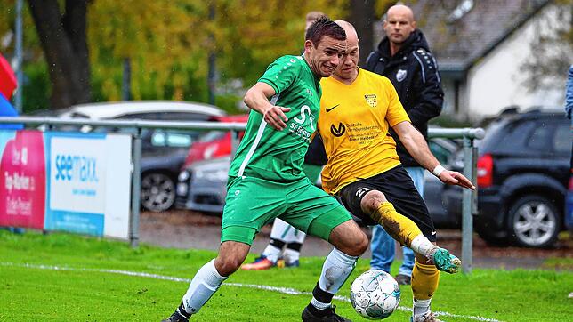 Voller Einsatz: Simon Nesensohn (links) gibt seit Jahren für den Bezirksligisten TSV Aach-Linz in jedem Spiel alles &ndash; wie hier im ...