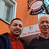 Der Rote Hans öffnet wieder seine Pforten: Neuer Pächter ist Giuseppe Luciano (von links), der von Besitzer Hans-Peter Gaisser und ...