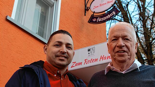 Der Rote Hans öffnet wieder seine Pforten: Neuer Pächter ist Giuseppe Luciano (von links), der von Besitzer Hans-Peter Gaisser und ...