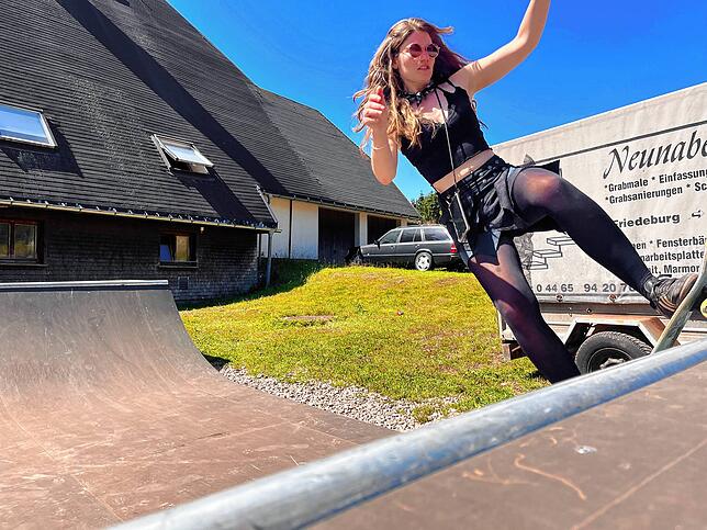 Entspannung auf der hauseigenen Skate-Ramp: Die 29-jährige Resi Kiefer hat an der Hochschule Furtwangen Medienkonzeption und Design ...