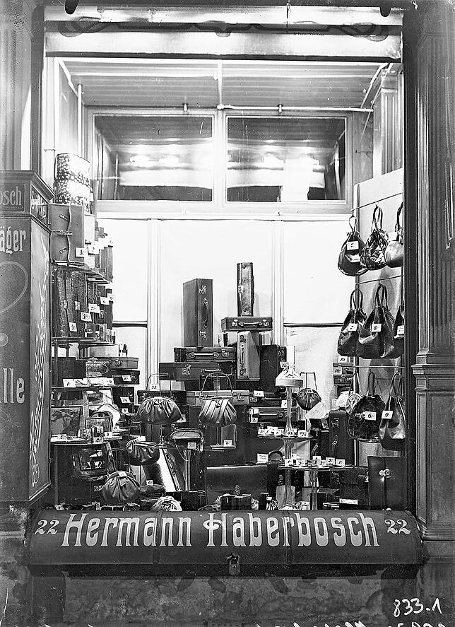 Auslage von Bananen bei der Südfrüchte-Großhandlung Grießer, Hofhalde 11, wohl 1920er Jahre. Stadtarchiv KN Z1.fi.836